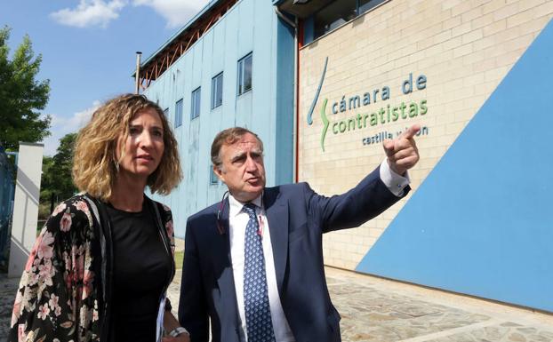 La consejera de Familia e Igualdad de Oportunidades, Alicia García, y el presidente de la Cámara de Contratistas, Enrique Pascual. 