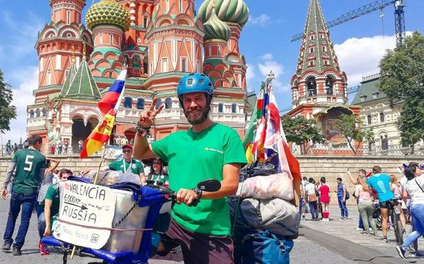 Roberto Fernández, con su bicicleta en la Plaza Roja de Moscú. 