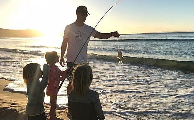 Chris Hemsworth pescando en la playa con sus hijos. 