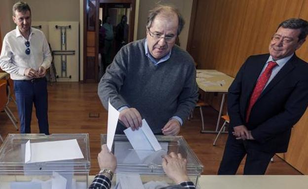 Juan Vicente Herrera, votando en la elección primaria autonómica del año pasado bajo la mirada de Javier Lacalle y César Rico.