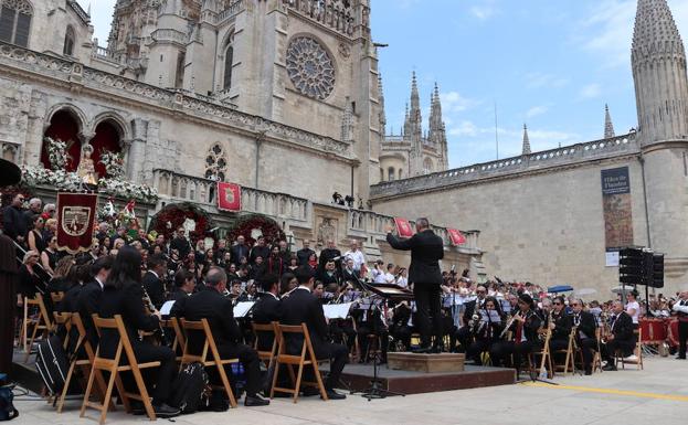 El Himno a Burgos de los Sampedros 2018 se cantó en la Plaza del Rey San Fernando