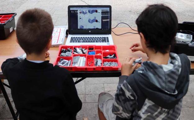 Un grupo de niños cosntruye su robot