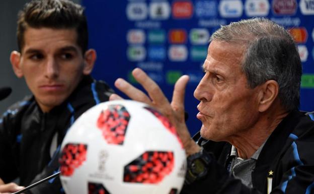 Torreira y Tabárez en rueda de prensa