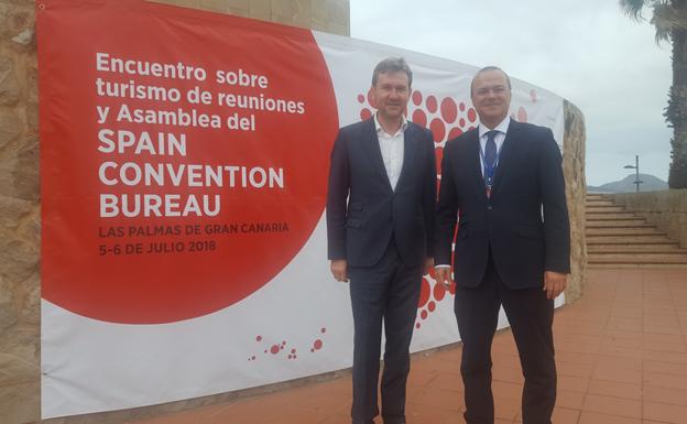 El alcalde de Burgos, Javier Lacalle, con el alcalde de las Palmas de Gran Canaria y Presidente del Spain Convention Bureau, Augusto Hidalg