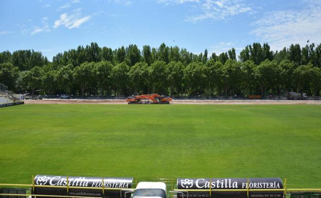 Galería. Vista del céspede desde la grada de Tribuna ante una grada Lateral inexistente