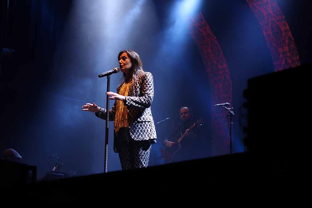 La cantante gallega ofreció un concierto en Burgos, íntimo y vital, dentro de la programación de las Fiestas de San Pedro y San Pablo