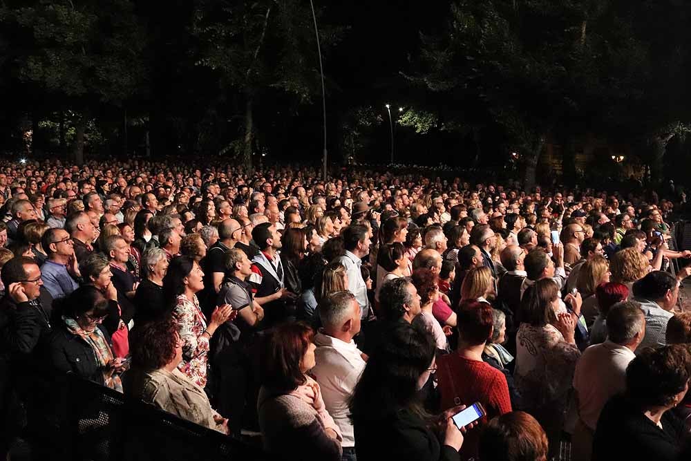 La cantante gallega ofreció un concierto en Burgos, íntimo y vital, dentro de la programación de las Fiestas de San Pedro y San Pablo