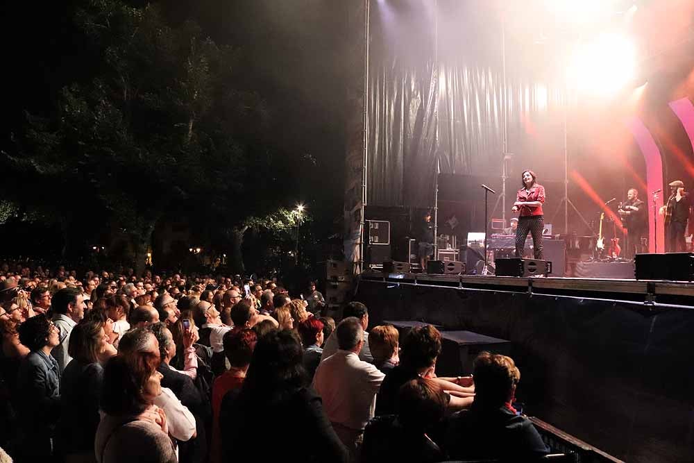 La cantante gallega ofreció un concierto en Burgos, íntimo y vital, dentro de la programación de las Fiestas de San Pedro y San Pablo