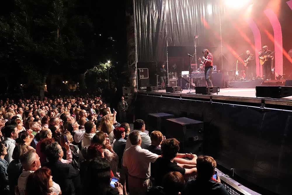 La cantante gallega ofreció un concierto en Burgos, íntimo y vital, dentro de la programación de las Fiestas de San Pedro y San Pablo