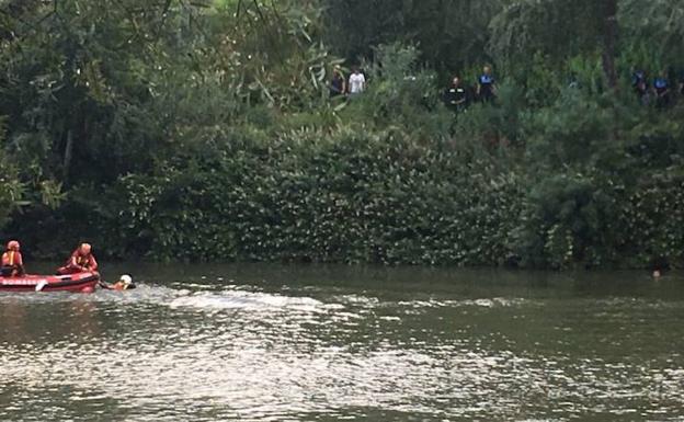 Los bomberos de Valladolid en el río durante el rescate.