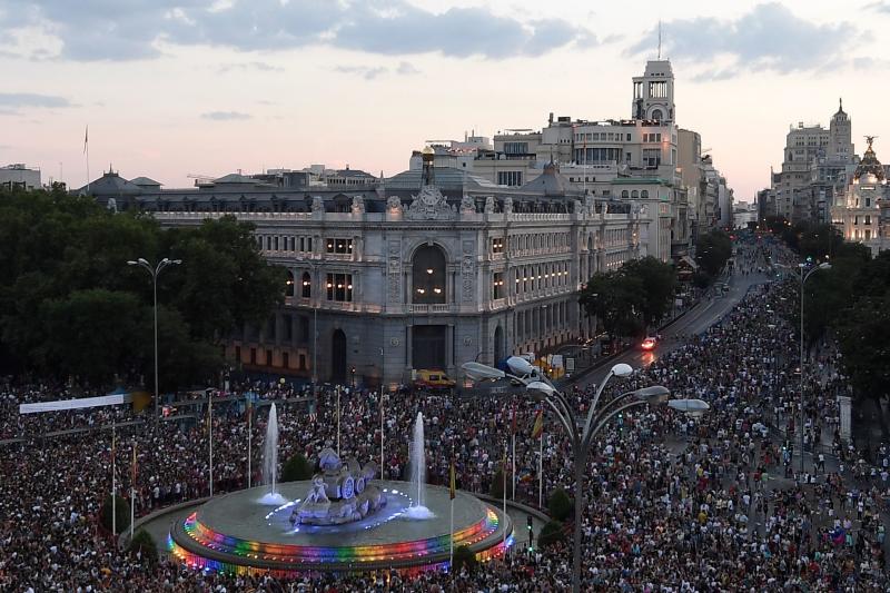 Miles de personas bailaron al ritmo que marcanon las carrozas repletas de ángeles y marineros