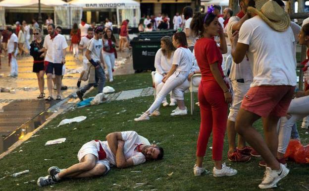 Numerosas personas buscan lugar para dormir en los parques de Pamplona. 