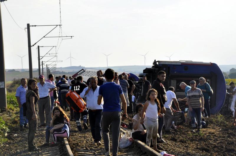 Fotos: Las impactantes imágenes del descarrilamiento de un tren en Turquía