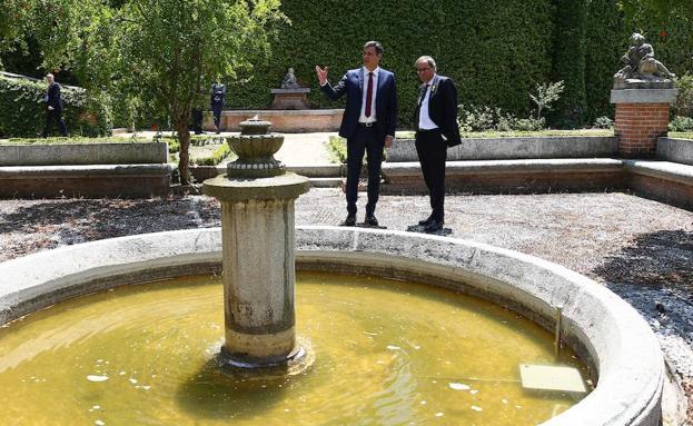 Sánchez y Torra, junto a la fuente e los encuentros de Machado y Guiomar.