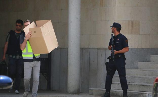 Agentes de la UDEF, en el marco de la Operación Enredadera en León.