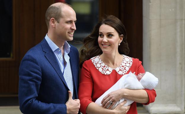 Los duques de Cambridge con su hijo el Príncipe Luis. 