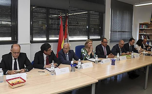 La consejera de Economía y Hacienda, Pilar del Olmo, y el equipo directivo de su departamento, celebran Consejo de Dirección Abierto con representantes de la sociedad civil de Burgos y medios de comunicación