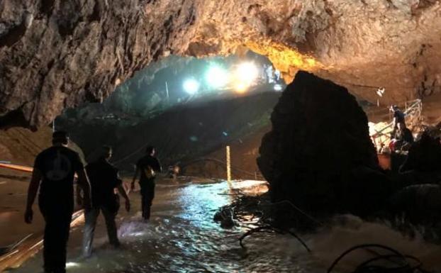 Los doce niños y su entrenador atrapados en la cueva de Tailandia ya están a salvo