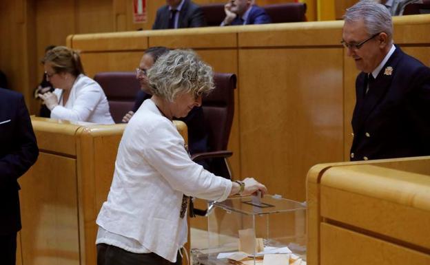 La portavoz de ERC, Mirella Cortès, votando en la segunda sesión del Senado. 