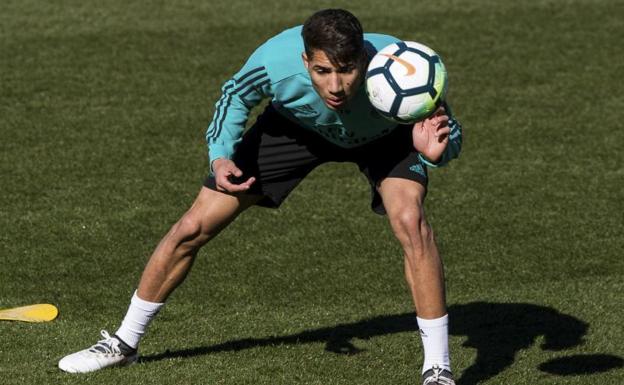 Achraf, durante un entrenamiento en Valdebebas. 