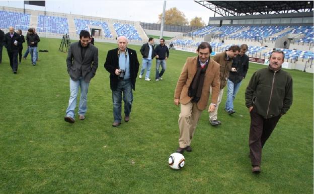 Joaquín Hermoso (con el balón), en la Inauguración del campo de fútbol de Puertollano.