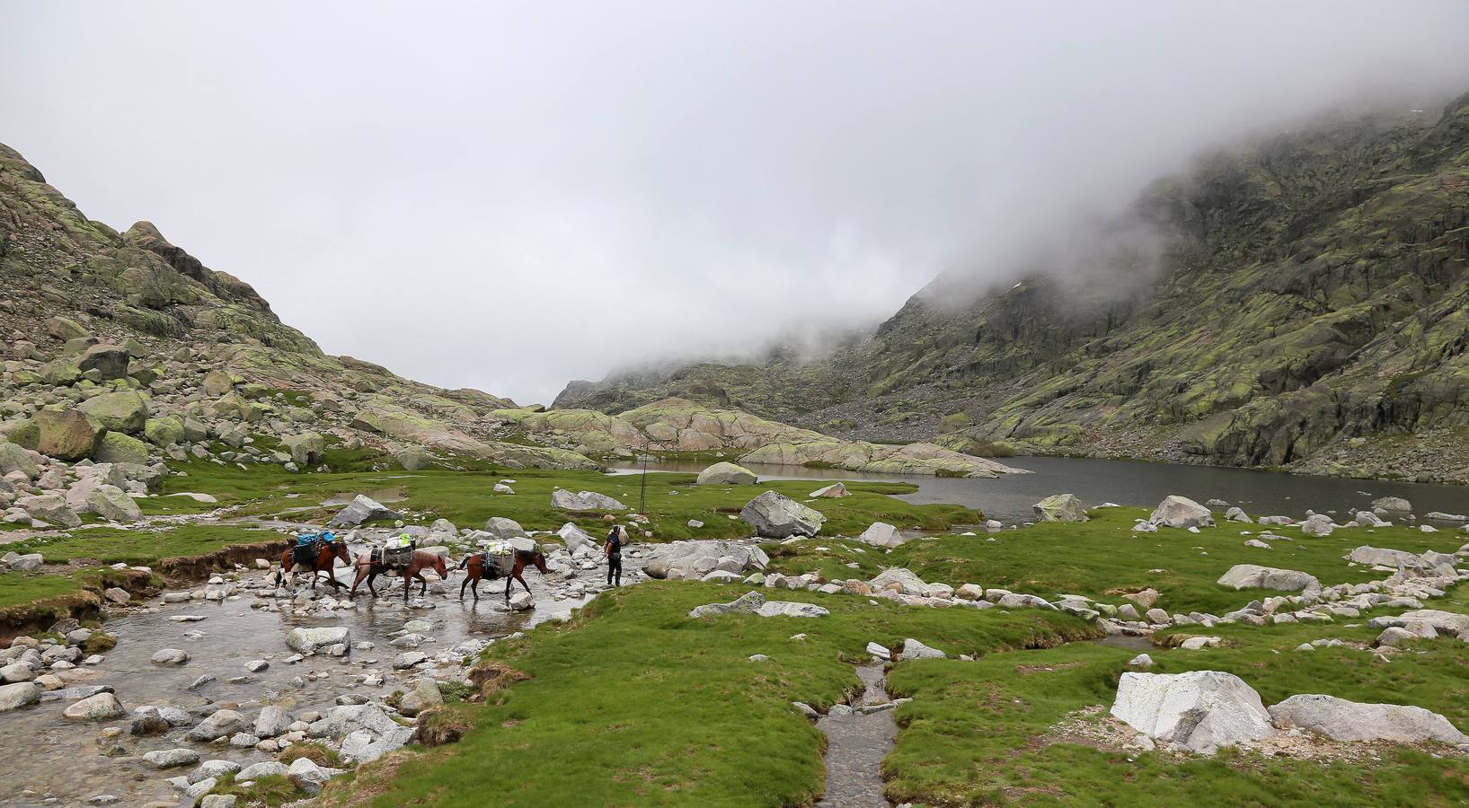 Israel parte del refugio Elola en la Laguna Grande de Gredos (Ávila) para buscar víveres que portearán los caballos.