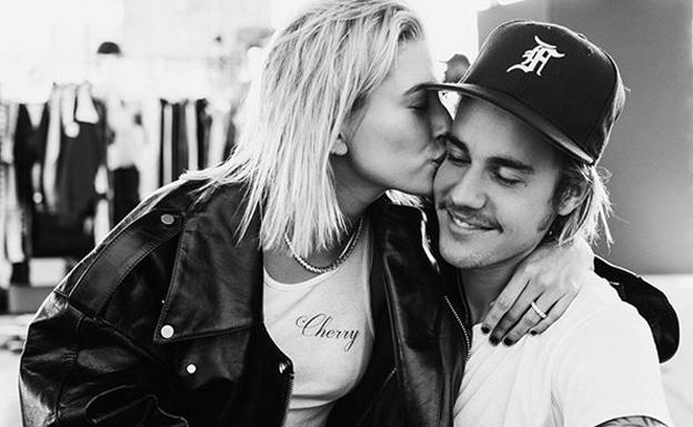 Hailey Baldwin con Justin Bieber y su incipiente bigote. 