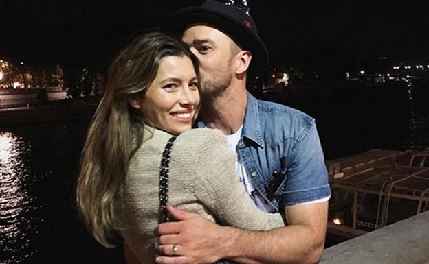 Justin Timberlake con su esposa Jessica Biel en París. 