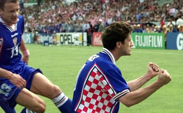 Mario Stanic acude a felicitar a Davor Suker por uno de los goles del delantero en el Mundial de Francia. 