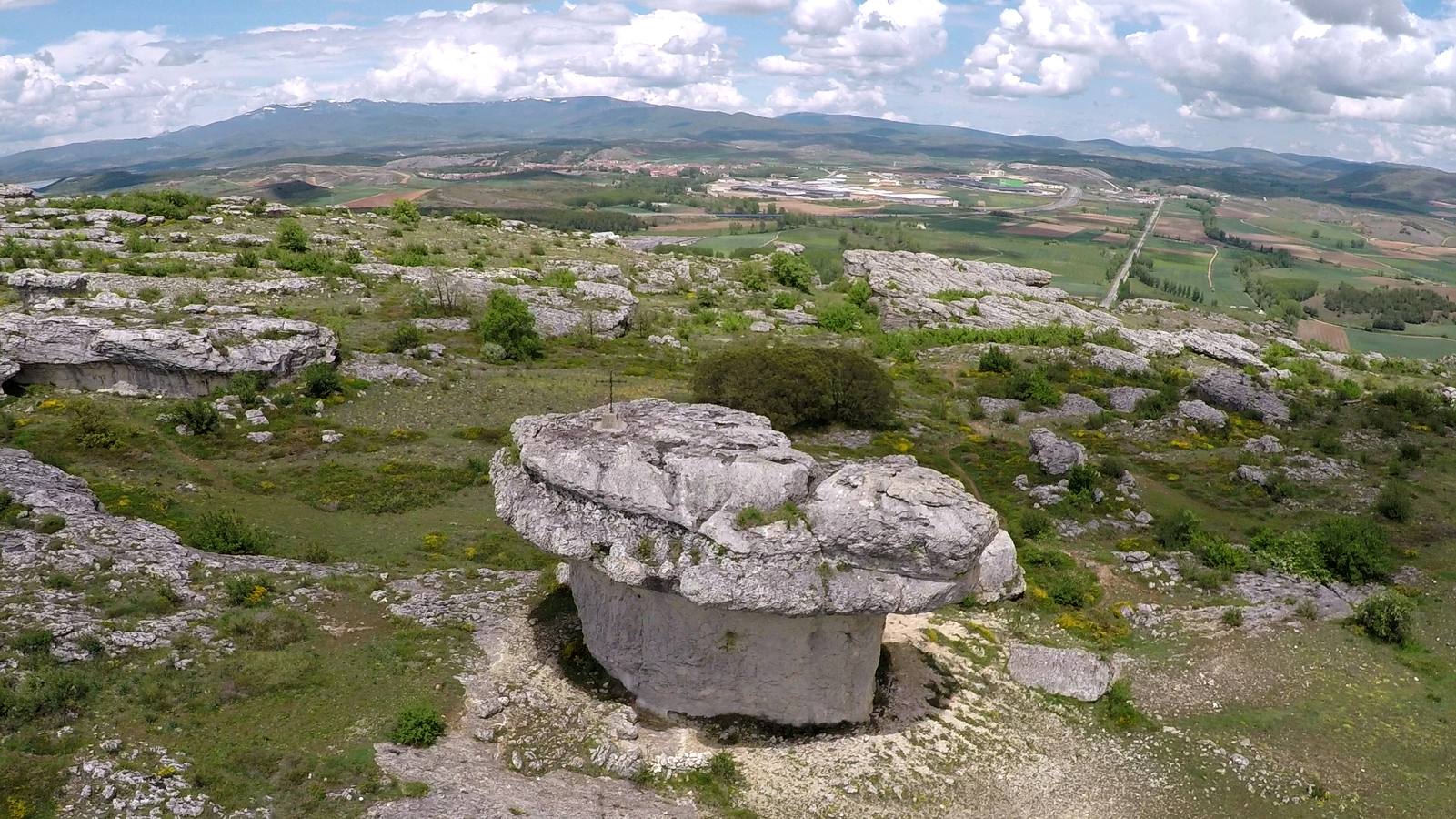 En la localidad palentina de Villaescusa de las Tuerces se levanta las gigantescas piedras en forma de setas, puentes y arcos naturales, cerrados callejones y umbrías covachuelas que dan lugar a un encantado paisaje en el que parecen habitar duendes y brujas