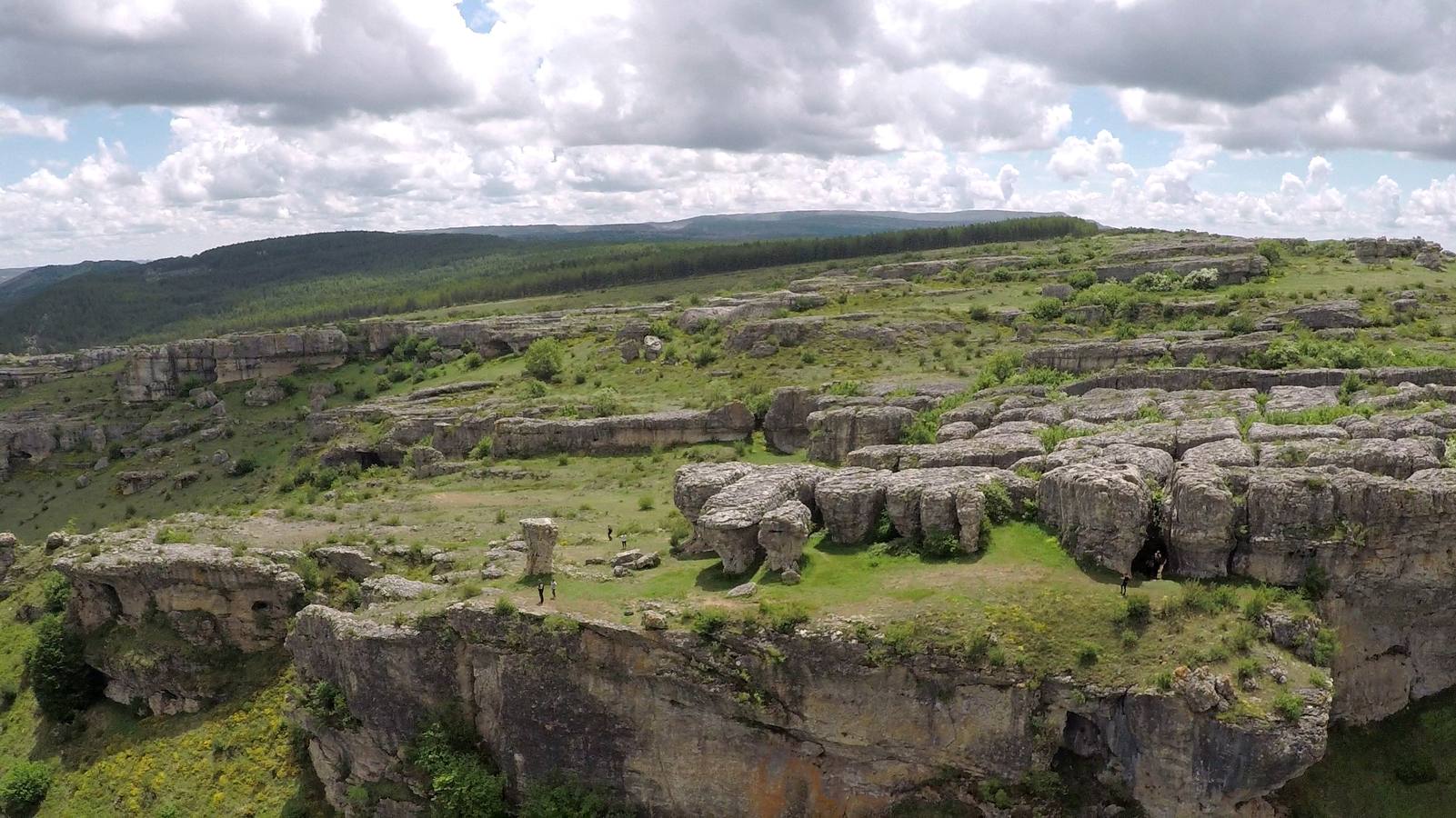 En la localidad palentina de Villaescusa de las Tuerces se levanta las gigantescas piedras en forma de setas, puentes y arcos naturales, cerrados callejones y umbrías covachuelas que dan lugar a un encantado paisaje en el que parecen habitar duendes y brujas