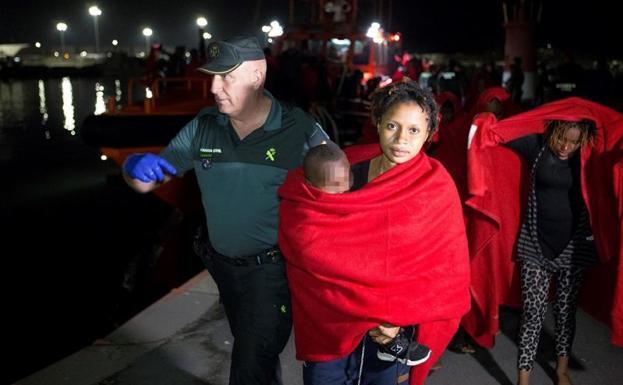 Varios inmigrantes, a su llegada a Tarifa.