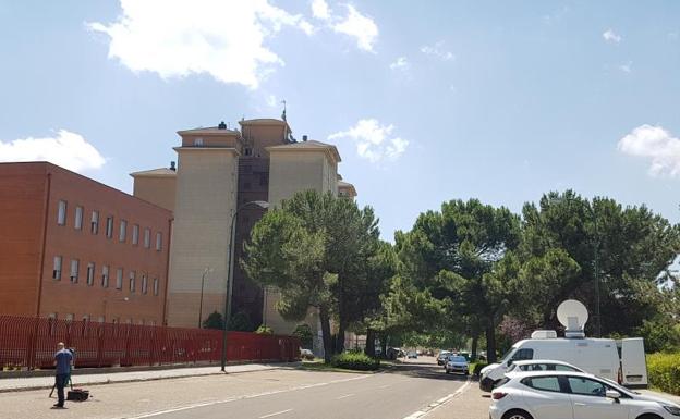 Al fondo, el edificio de Huerta del Rey donde se produjo el fallecimiento del menor. 