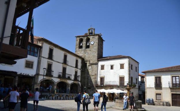 La Plaza Mayor de la localidad extremeña de San Martín de Trevejo, ayer.