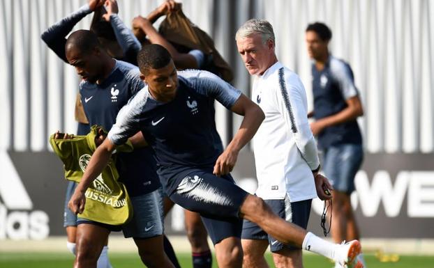 Didier Deschamps observa las evoluciones de sus futbolistas. 