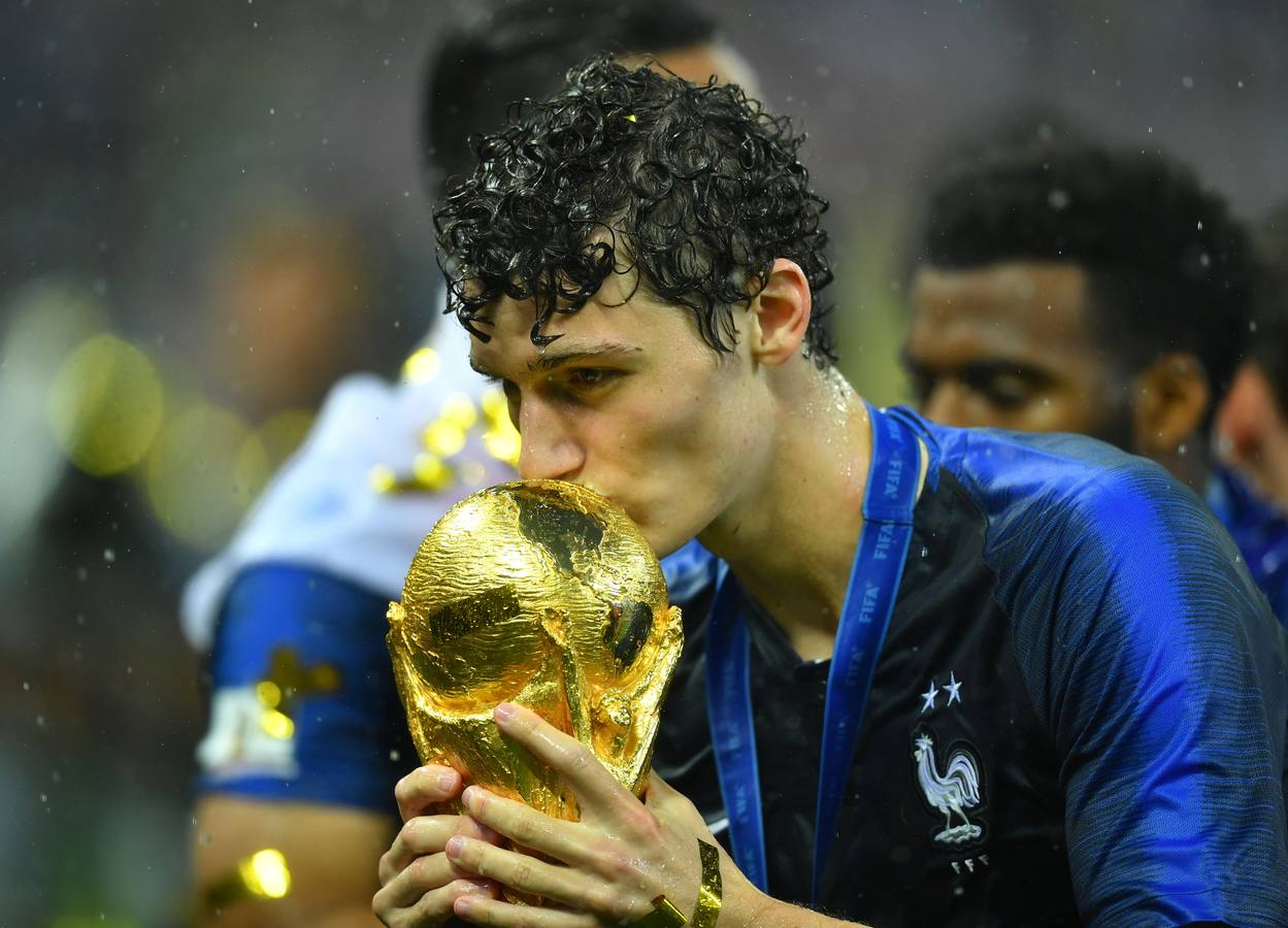 La selección francesa celebra su segunda estrella en la camiseta tras derrotar en la final a Croacia (4-2).