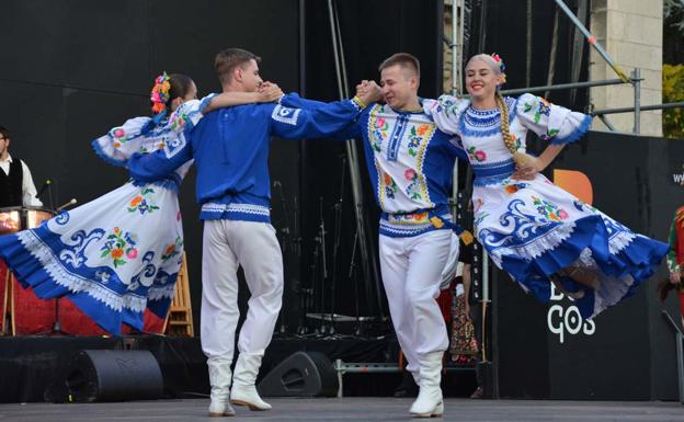 La Sociedad Branko Cvetkovic deleitó al público con sus bailes.