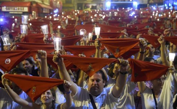 Miles de personas entonan el 'Pobre de Mí'.