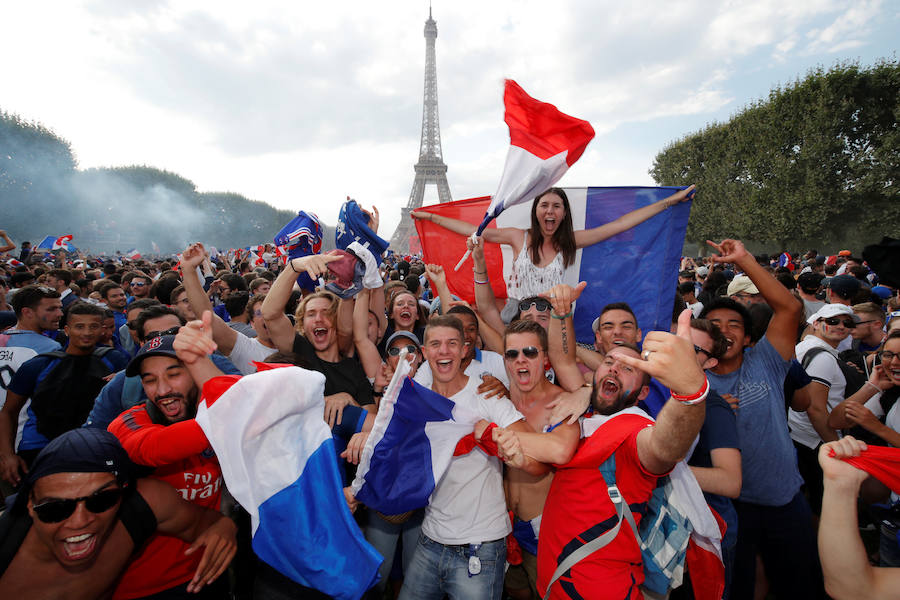 Los franceses se han echado a las calles de París apra celebrar el Mundial que ha ganado su selección en rusia.