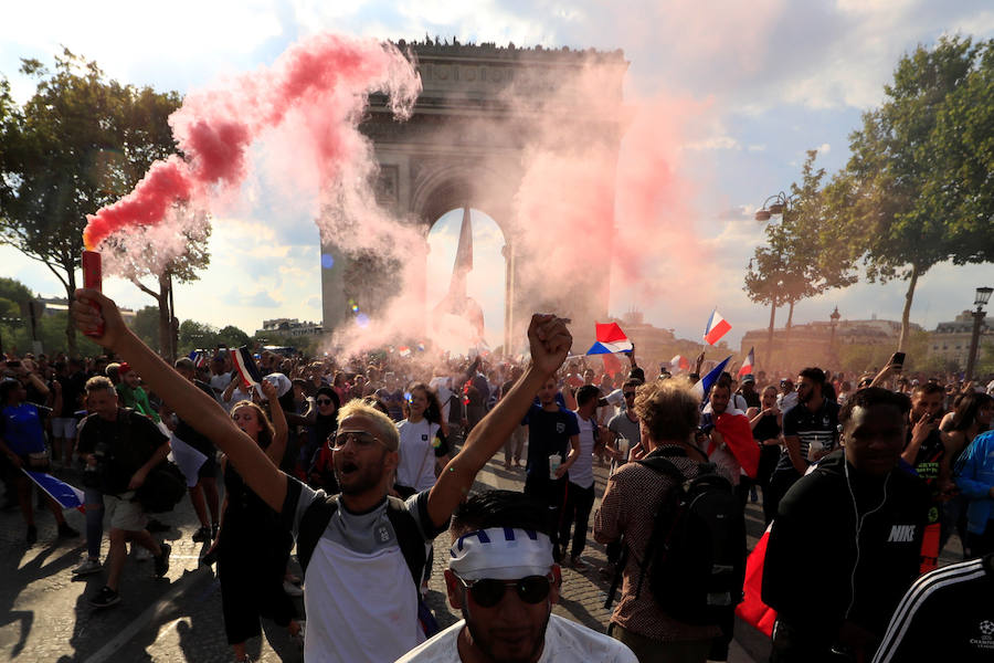 Los franceses se han echado a las calles de París apra celebrar el Mundial que ha ganado su selección en rusia.