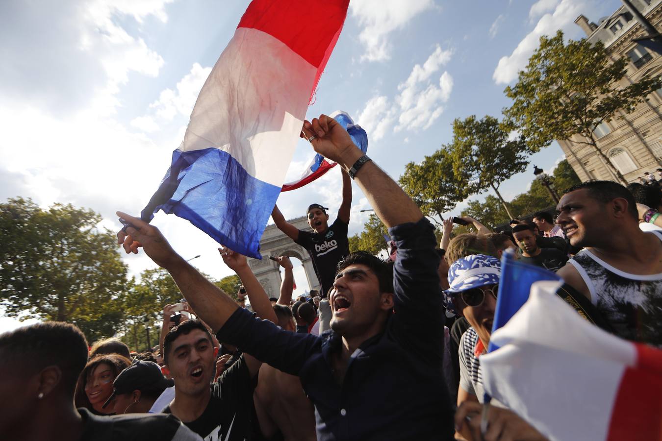 Los franceses se han echado a las calles de París apra celebrar el Mundial que ha ganado su selección en rusia.