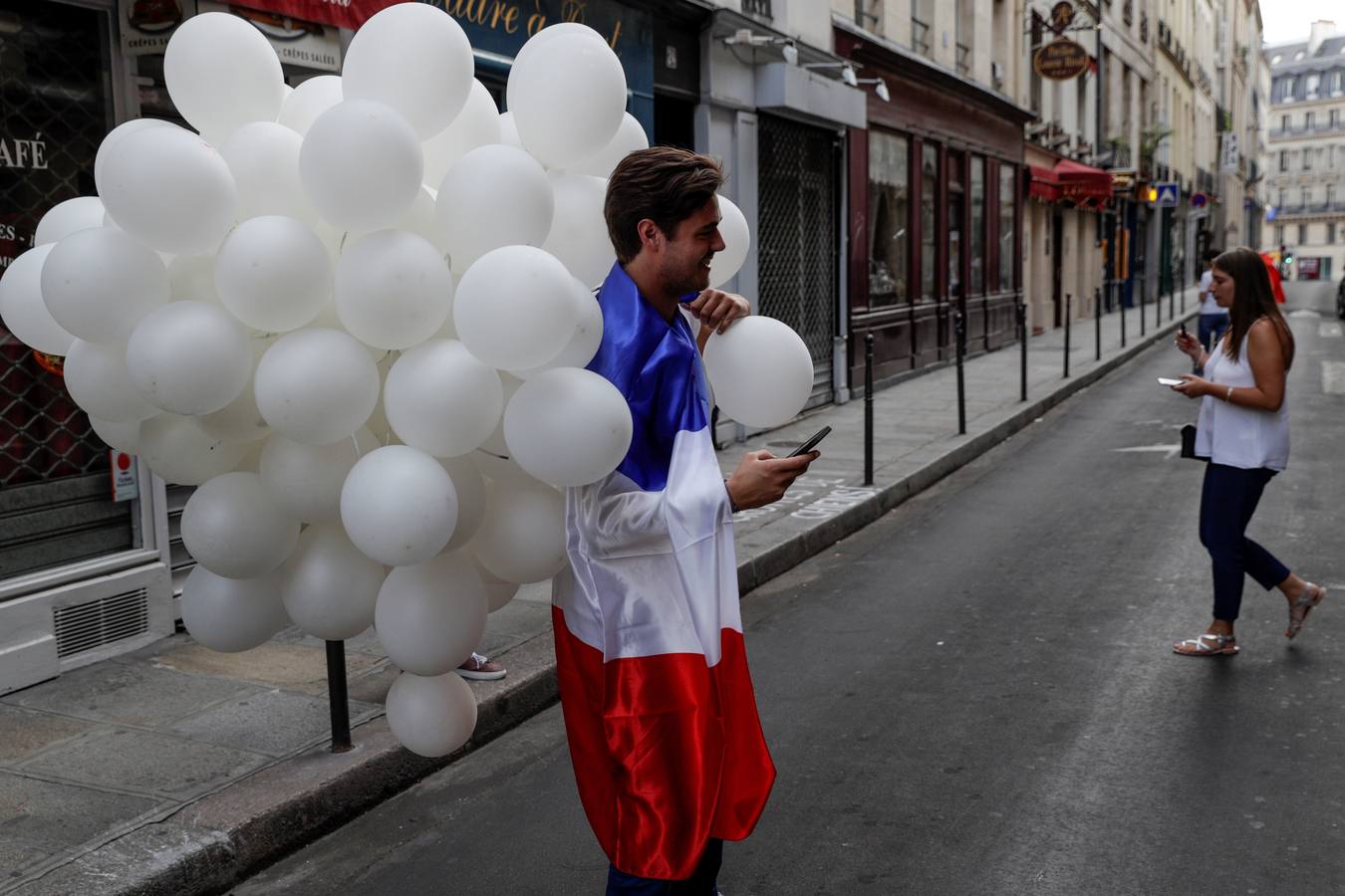 Los franceses se han echado a las calles de París apra celebrar el Mundial que ha ganado su selección en rusia.