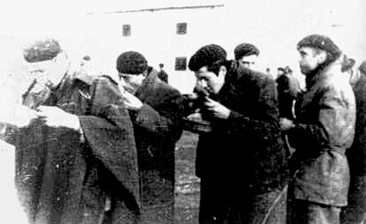 Presos republicanos, en el invierno de 1937 comiendo el rancho de pie en el campo de concentración instaurado por el ejército franquista en Miranda de Ebro (Burgos).