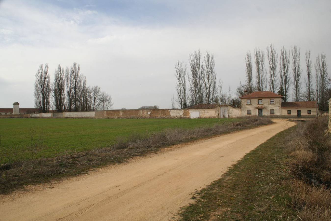 Finca ganadera de Villagodio, en Medina de Rioseco. En Medina de Rioseco se emplearon los cobertizos de la finca ganadera de Villagodio, situados a 3 kilómetros del pueblo, y el almacén de la calle de la Escoba, conocido como grupo industrial Paneras de Galindo.