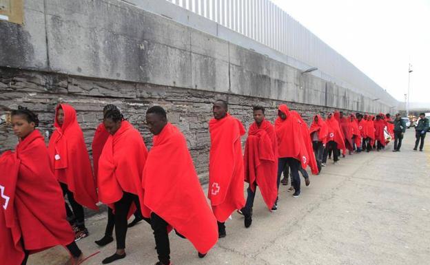 Inmigrantes subsaharianos desembarcan el pasado fin de semana en el puerto de Tarifa.