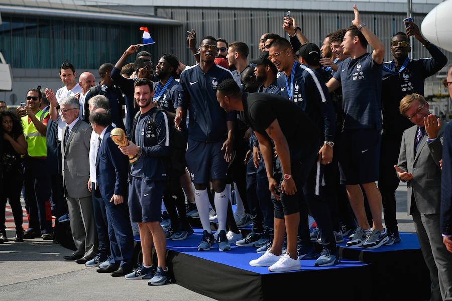 Los 'bleus' entregaron la Copa del Mundo a la afición y celebraron su victoria por las calles de París y en el Palacio del Elíseo con el presidente Emmanuel Macron