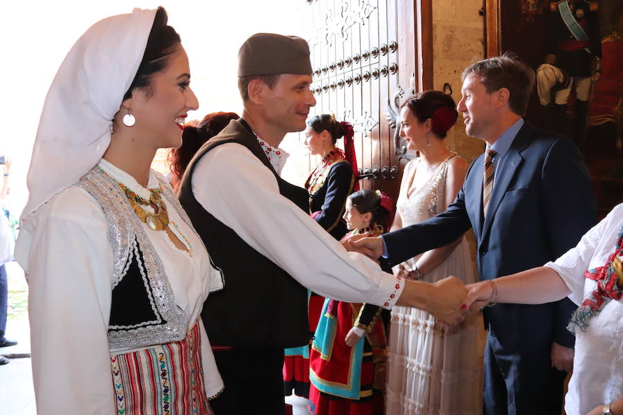 Fotos: Lo mejor del folclore internacional se cita en Castilfalé