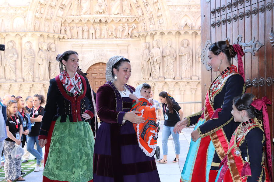 Fotos: Lo mejor del folclore internacional se cita en Castilfalé