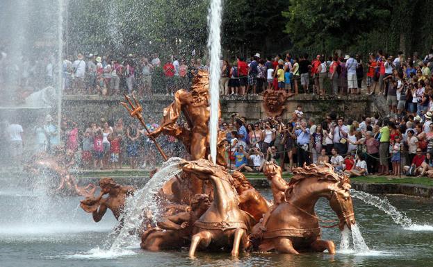 Cientos de personas admiran una de las fuentes monumentales en pleno funcionamiento. 