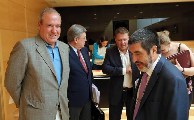 El expresidente de Cecale Jesús Terciado (I) comparece en la Comisión de investigación de las cajas en las Cortes. Junto a él, el procurador de Ciudadanos Manuel Mitadiel. 